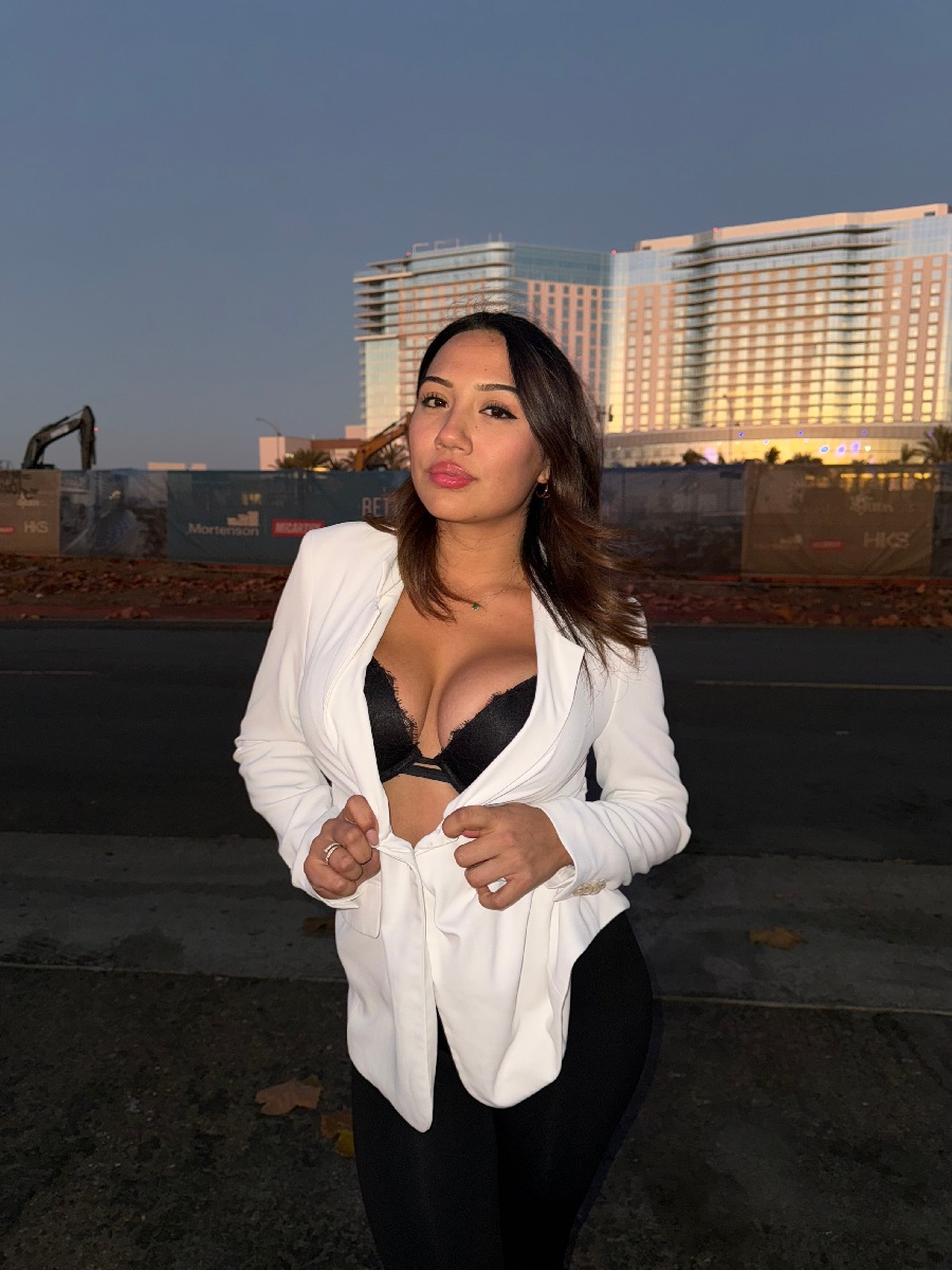 Take a pause and enjoy Ali Cruz — streaming from Goyania