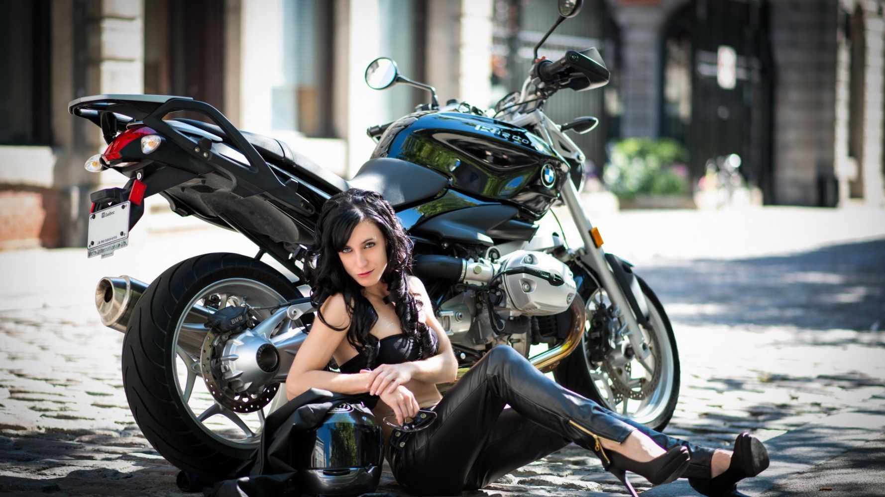 Fresh photos, fresh mood — European women on bikes online in Goyania