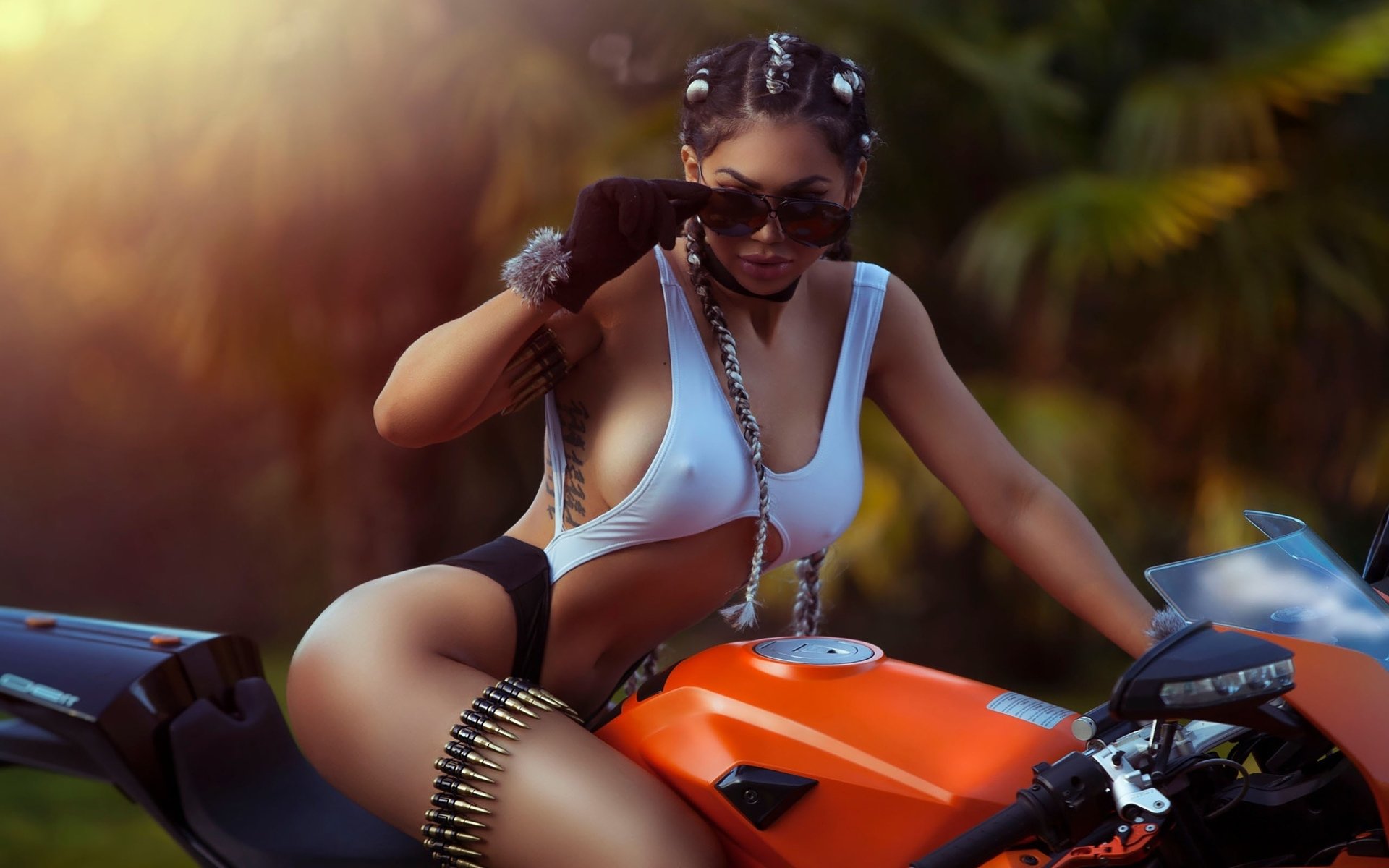 Take a pause and enjoy Girls with tattoos and motorcycles — streaming from Goyania