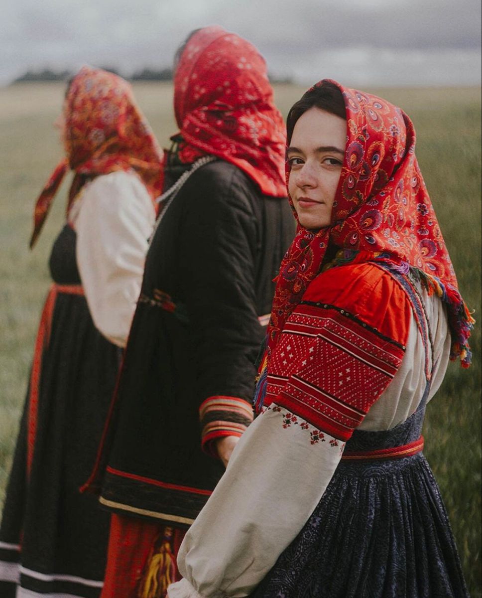 Women in Slavic costumes’s look of the day — catch her live in Goyania