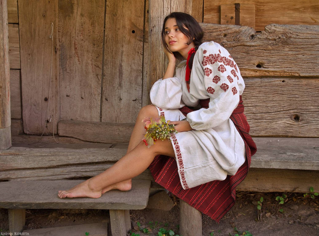 Fresh photos, fresh mood — Women in Slavic costumes online in Goyania