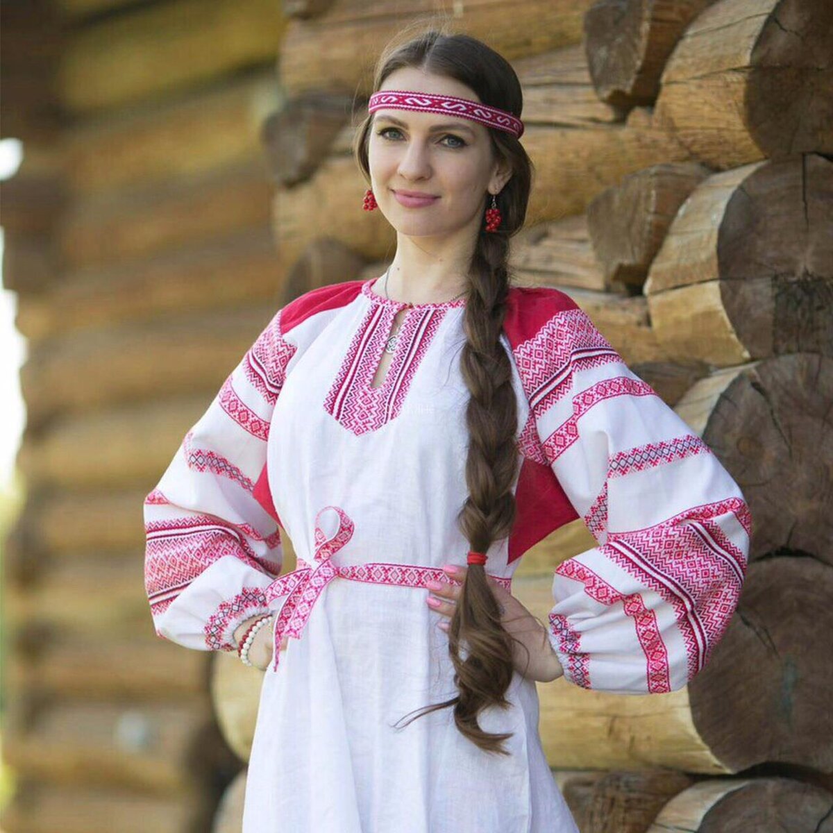 Girls in Slavic costumes brings the glow — live moments in Goyania