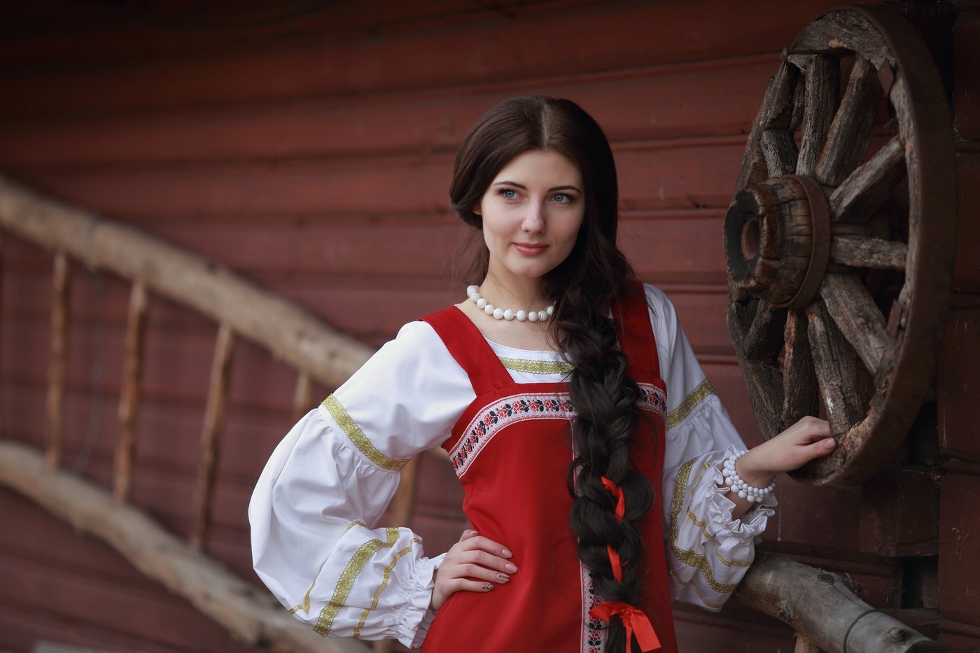 Girls in Slavic costumes’s look of the day — catch her live in Goyania