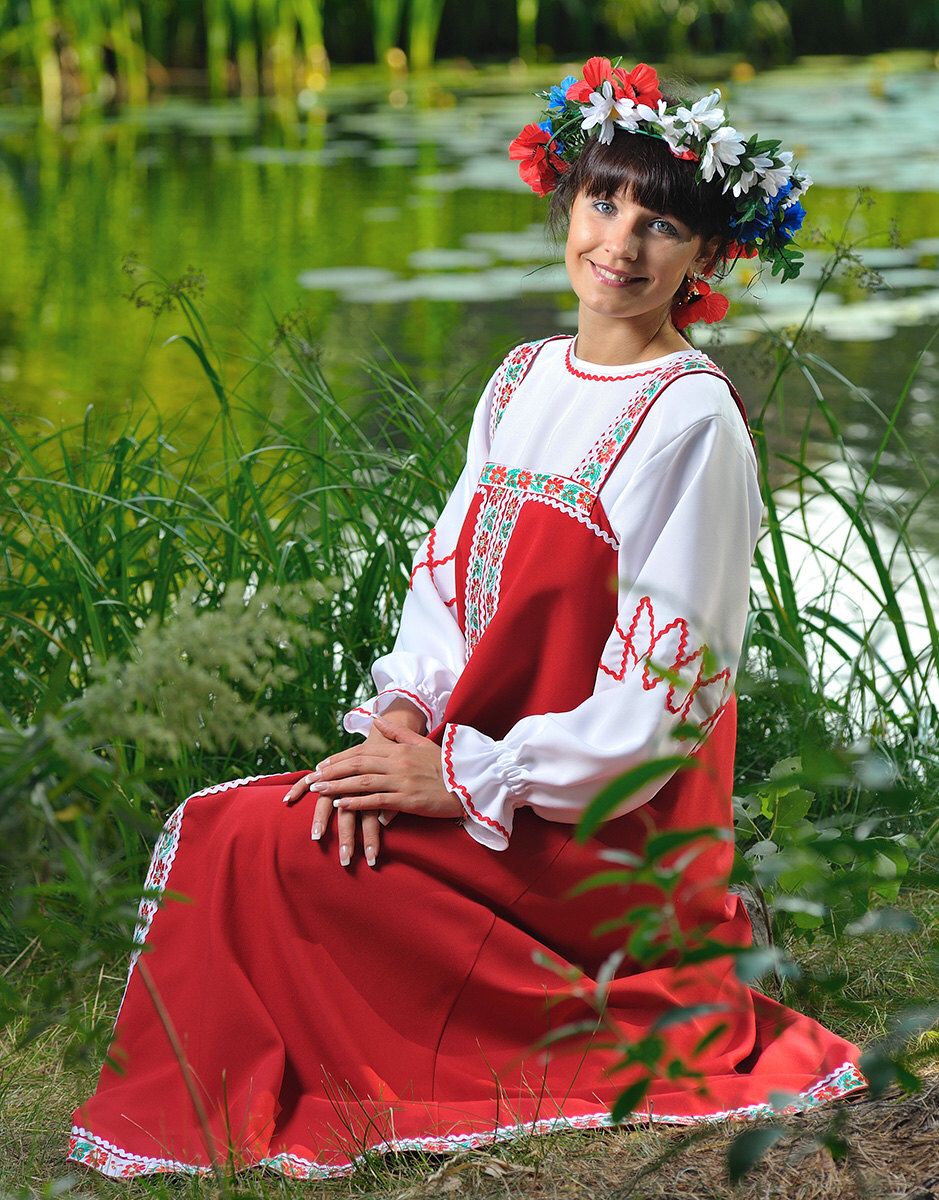Beautiful girl Girls in Slavic costumes in Goyania