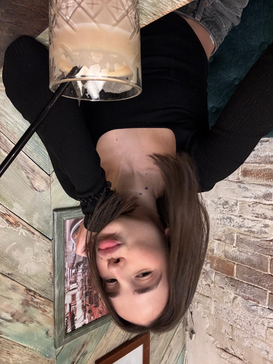 Fresh photos, fresh mood — Tina online in Goyania